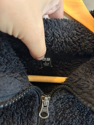 Chaqueta polar negra con cremallera