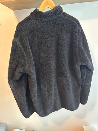 Chaqueta polar negra con cremallera