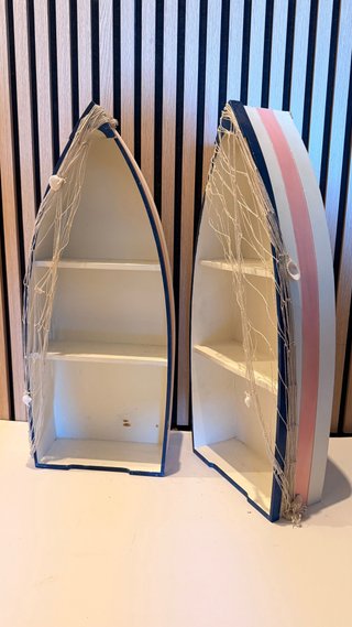 Scaffali in legno a forma di barca