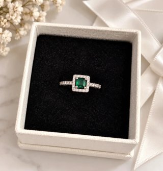 Anillo con Piedra Verde y Brillantes