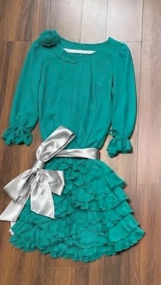 Vestido mujer verde con lazo plateado
