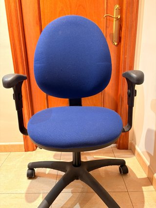 Silla de escritorio azul y negra Hidráulica