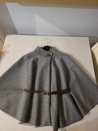 Poncho gris con cinturón