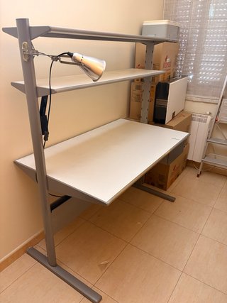 Mesa de escritorio gris y blanca