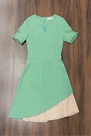 Vestido verde con detalles beige