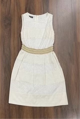 Vestido blanco con detalles dorados