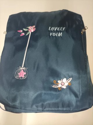 Bolso mochila azul con flores bordadas