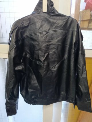 Chaqueta negra efecto piel talla L
