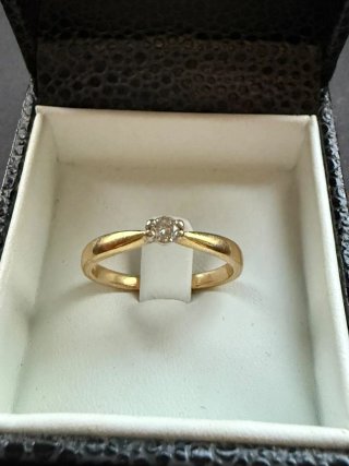 Anillo con diamante natural  Peso 2,7grs