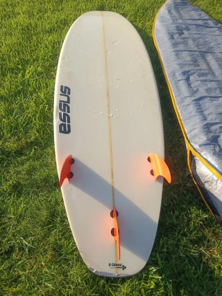 Tabla de surf Essus+funda+3 juegos quillas+invento