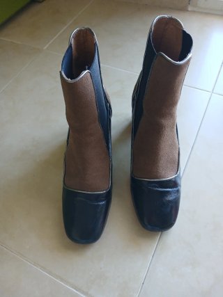 Botines tacón rojo. combinados. Marca Bellehari.