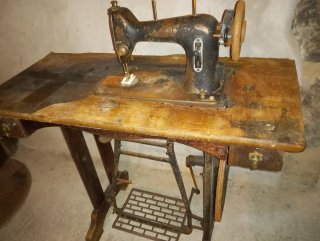 2 Máquinas de Coser Alfa y Singer con Mesa