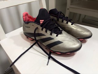 Botas Adidas Predator plateadas, rosas y negras