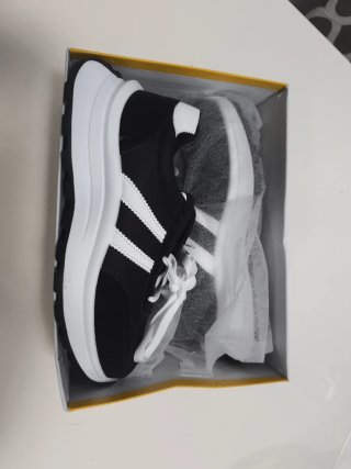 Zapatillas Deportivas Negras y Blancas