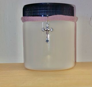 Pulsera morada con cruz cristiana