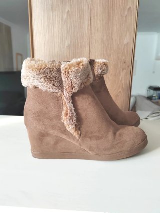 Botines Beige con Cuña Talla 40