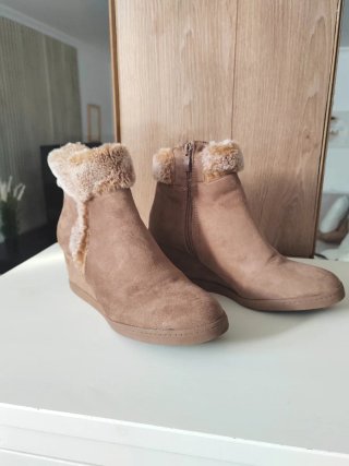 Botines Beige con Cuña Talla 40