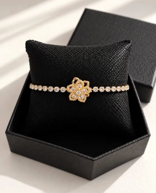 Pulsera con detalle floral y brillantes