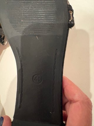 Sandálias pretas com detalhe recortado