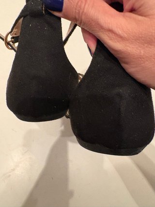 Sandálias pretas com detalhe recortado