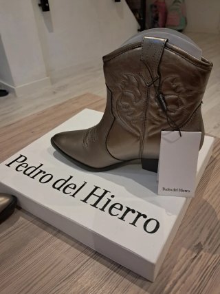 Botines plateados con tacón
