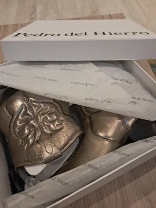 Botines plateados con tacón