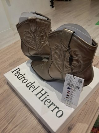 Botines plateados con tacón