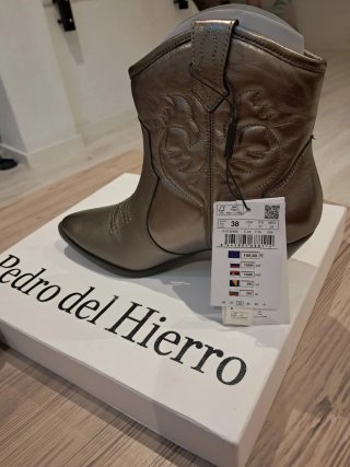 Botines plateados con tacón