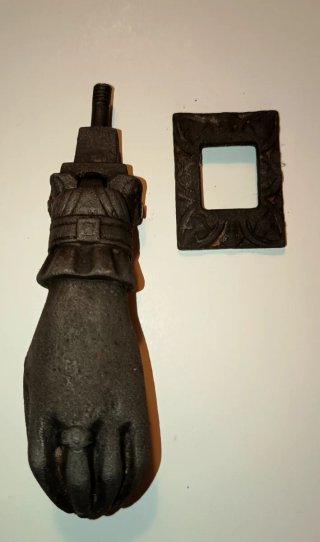 Aldaba mano antigua