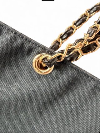 Borsa shopping Chanel nera con catena