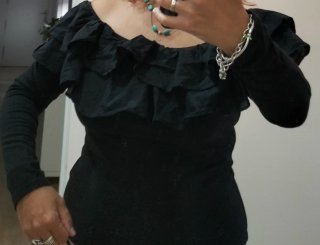 Blusa Negra con Volantes H&M. Talla M