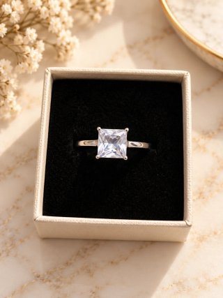 Anillo con piedra central cuadrada