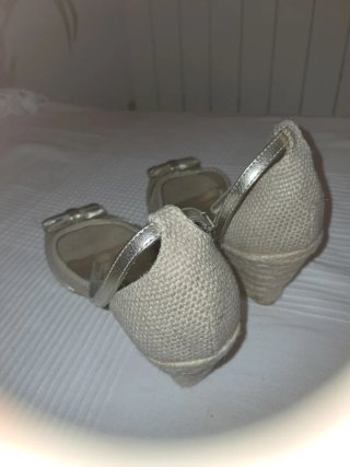 Sandalias cuña Zara beige y doradas