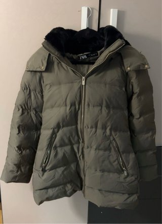 Anorak Zara verde plumífero con capucha