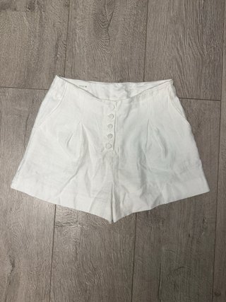Bermuda blanca botones forrados