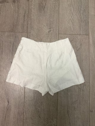 Bermuda blanca botones forrados