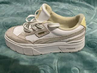 Zapatillas Puma Beige y Blancas