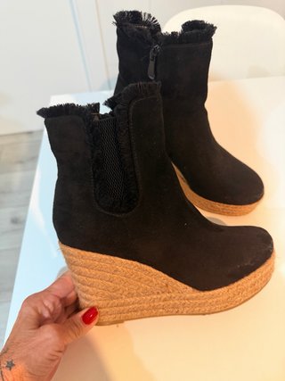 Botines Negros con Cuña