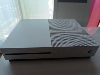 Xbox One 1TB+2comandi+9 Giochi+caricatore in buone condizioni