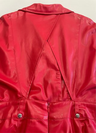 Mono corto efecto piel rojo Bershka