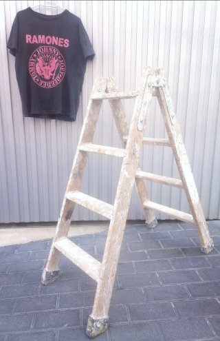 Escalera de madera USO Y ATREZZO