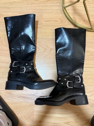 Botas altas negras con hebillas