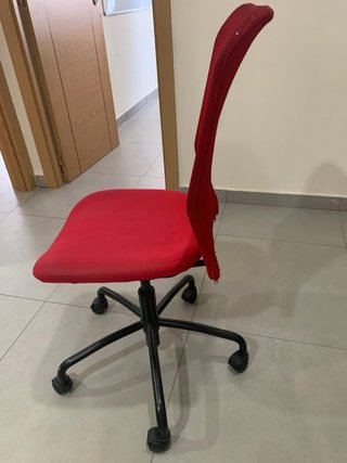 Silla de oficina roja con ruedas