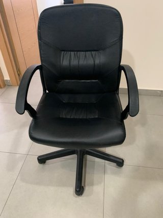 Silla de oficina negra acolchada