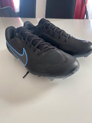 Zapatos de fútbol Nike negros y azules