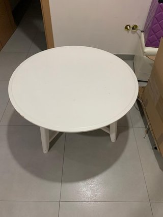Mesa redonda blanca de madera