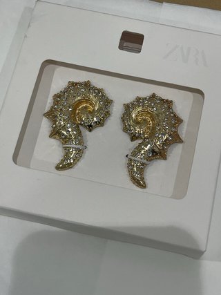 Pendientes Zara dorados con brillantes