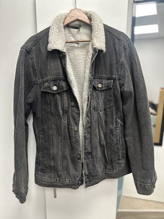 Cazadora vaquera negra con borrego Bershka M