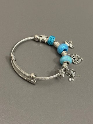 Bracciale con charms turchesi e ciondoli