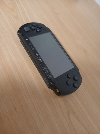 PSP Street Negra con cargador y juegos